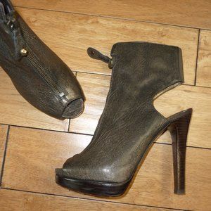 Stuart Weitzman Golden Green Leather Front Zip Peep Toe High 5" Heel Bootie 7